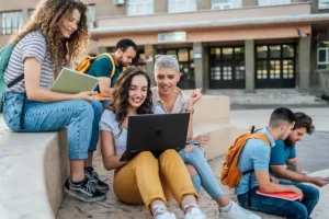 5 Daftar Beasiswa Kuliah Online: Gelar dari Kampus Internasional Tanpa Keluar Rumah