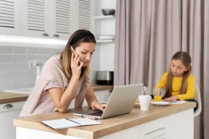 Kerja Online untuk Ibu Rumah Tangga: 5 Pilihan Fleksibel dengan Waktu Minim